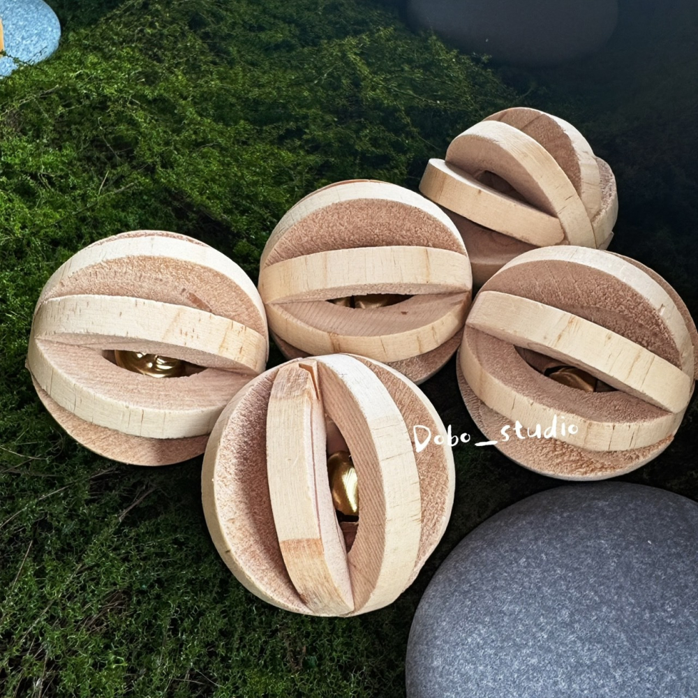 鳥我一下好嗎🍀鈴鐺西瓜木球 鸚鵡啃咬發洩木球 解悶原木球 專用磨牙球 倉鼠啃咬木球 蜜袋鼯 鈴鐺球 啃咬木球 啃咬小玩-細節圖2