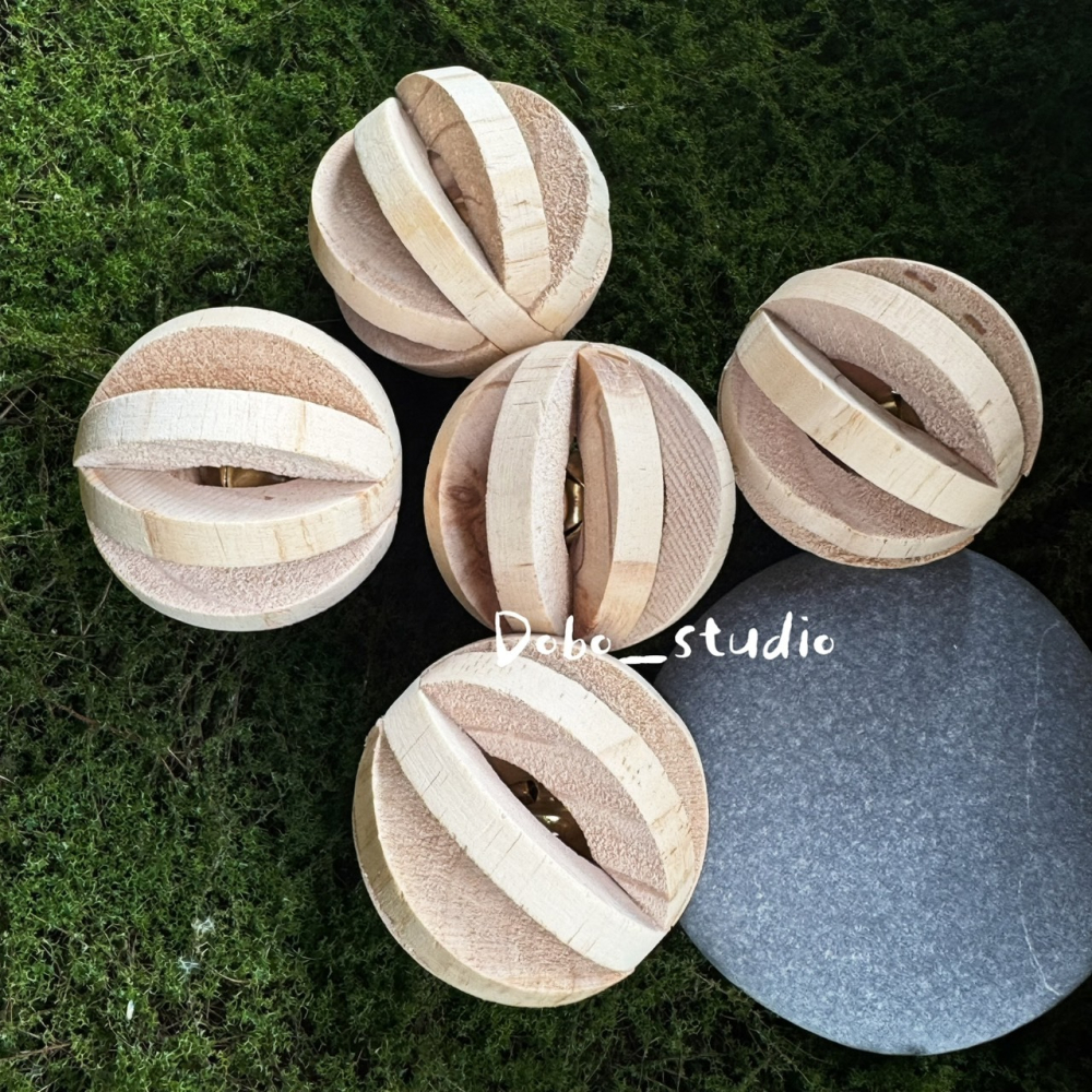 鳥我一下好嗎🍀鈴鐺西瓜木球 鸚鵡啃咬發洩木球 解悶原木球 專用磨牙球 倉鼠啃咬木球 蜜袋鼯 鈴鐺球 啃咬木球 啃咬小玩-細節圖3