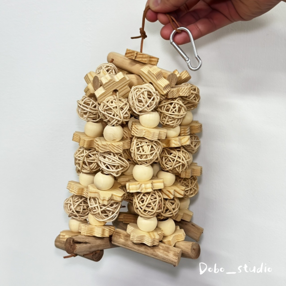 鳥我一下好嗎🍀藤球木質磨牙串 啃咬木塊 籐球磨牙串 大中小型鸚鵡 和尚鸚鵡 鸚鵡啃咬玩具 攀爬抓握串 磨牙木塊 磨爪串-細節圖2