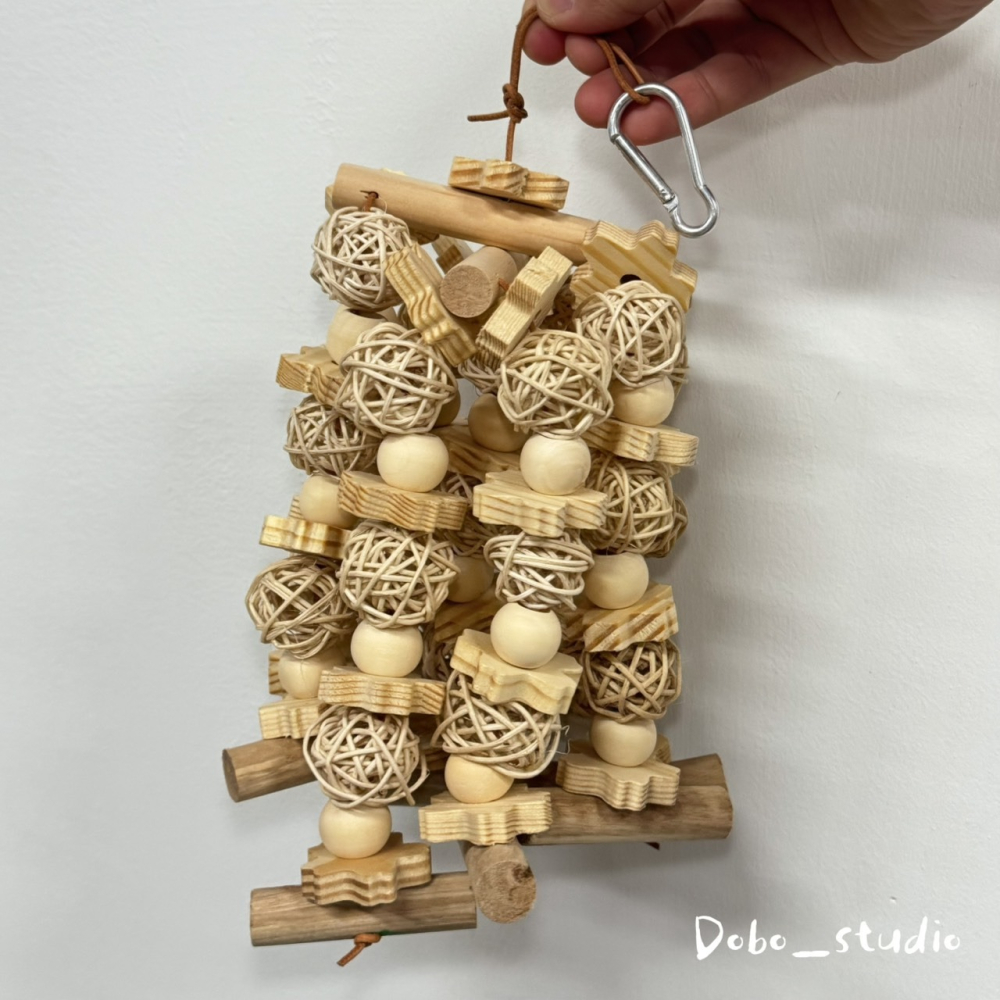 鳥我一下好嗎🍀藤球木質磨牙串 啃咬木塊 籐球磨牙串 大中小型鸚鵡 和尚鸚鵡 鸚鵡啃咬玩具 攀爬抓握串 磨牙木塊 磨爪串-細節圖3