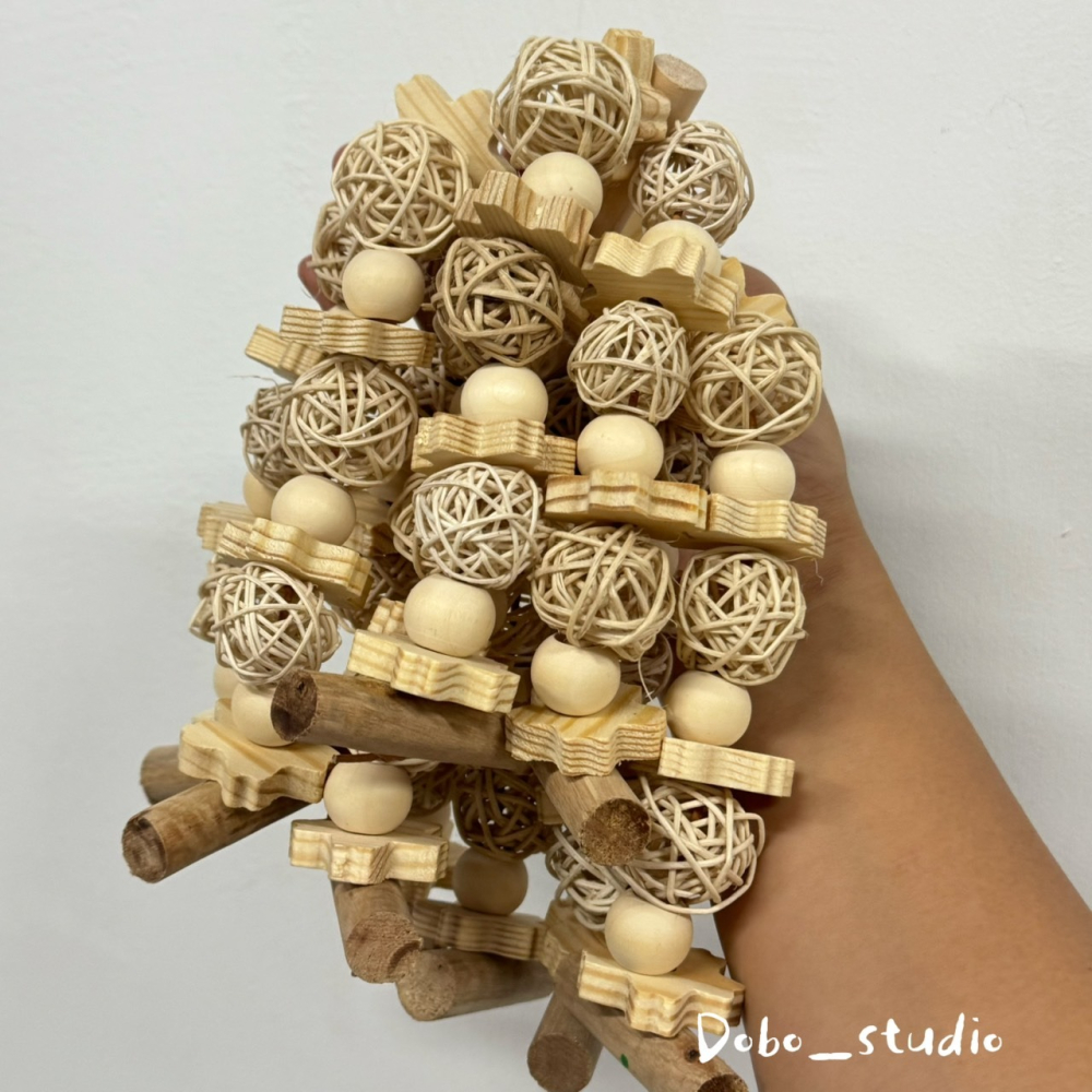 鳥我一下好嗎🍀藤球木質磨牙串 啃咬木塊 籐球磨牙串 大中小型鸚鵡 和尚鸚鵡 鸚鵡啃咬玩具 攀爬抓握串 磨牙木塊 磨爪串-細節圖4