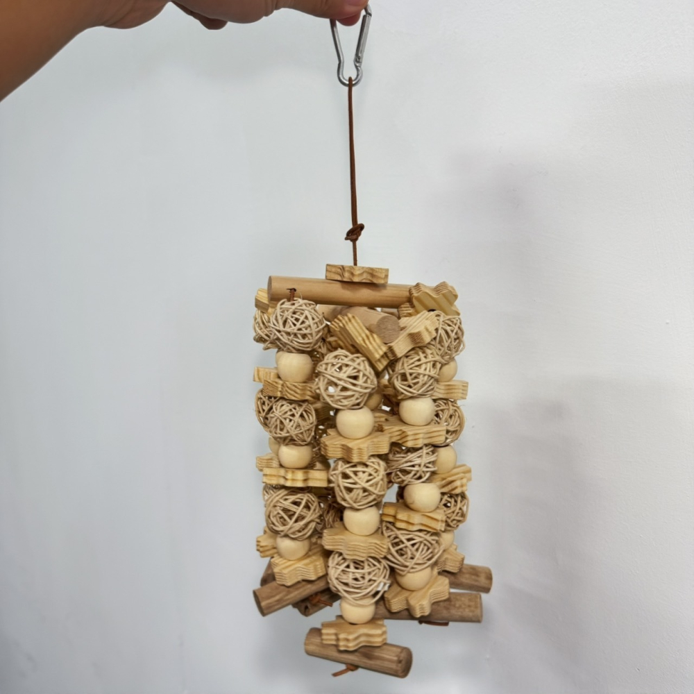 鳥我一下好嗎🍀藤球木質磨牙串 啃咬木塊 籐球磨牙串 大中小型鸚鵡 和尚鸚鵡 鸚鵡啃咬玩具 攀爬抓握串 磨牙木塊 磨爪串-細節圖6