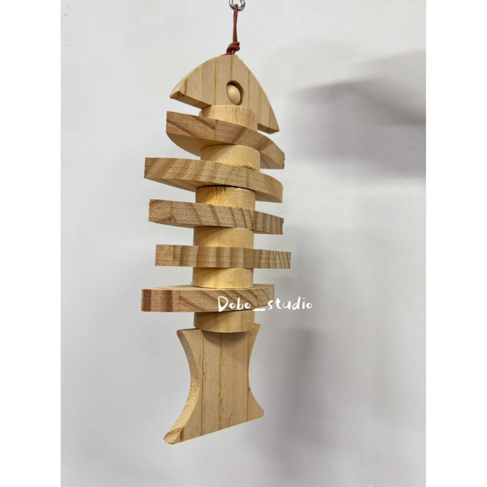 鳥我一下好嗎🍀鸚鵡啃咬木魚 鸚鵡木串 木魚 魚形啃咬玩具 中大型鸚鵡玩具 鸚鵡磨牙木塊 金剛鸚鵡玩具 巴丹鸚鵡 凱克鸚-細節圖5