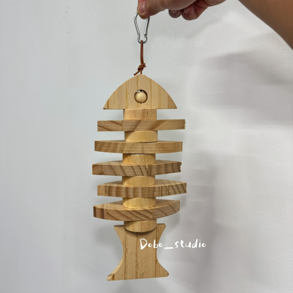 鳥我一下好嗎🍀鸚鵡啃咬木魚 鸚鵡木串 木魚 魚形啃咬玩具 中大型鸚鵡玩具 鸚鵡磨牙木塊 金剛鸚鵡玩具 巴丹鸚鵡 凱克鸚-細節圖6