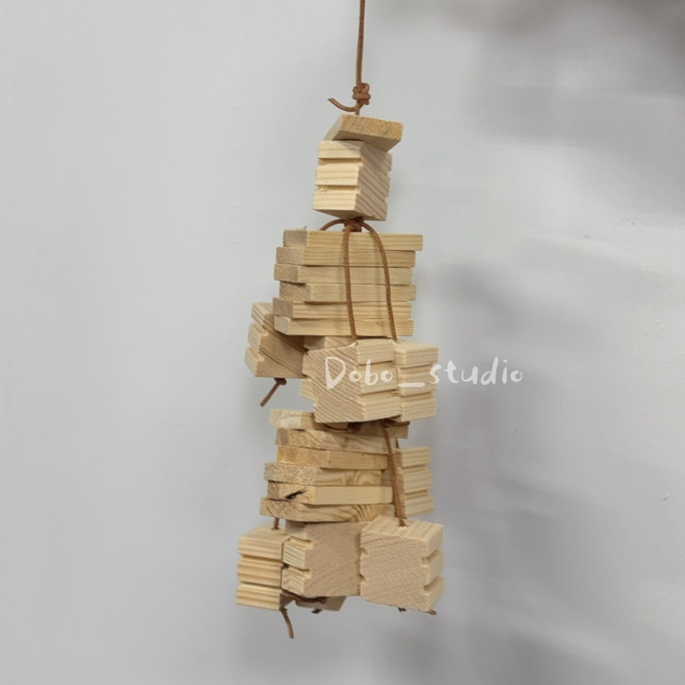 鳥我一下好嗎🍀皮繩木塊串 懸掛式鳥木串 鸚鵡玩具 熱銷啃咬玩具串 磨牙 凱克鸚鵡 啃咬木串 原木啃咬串 鸚鵡啃咬木塊串-細節圖3