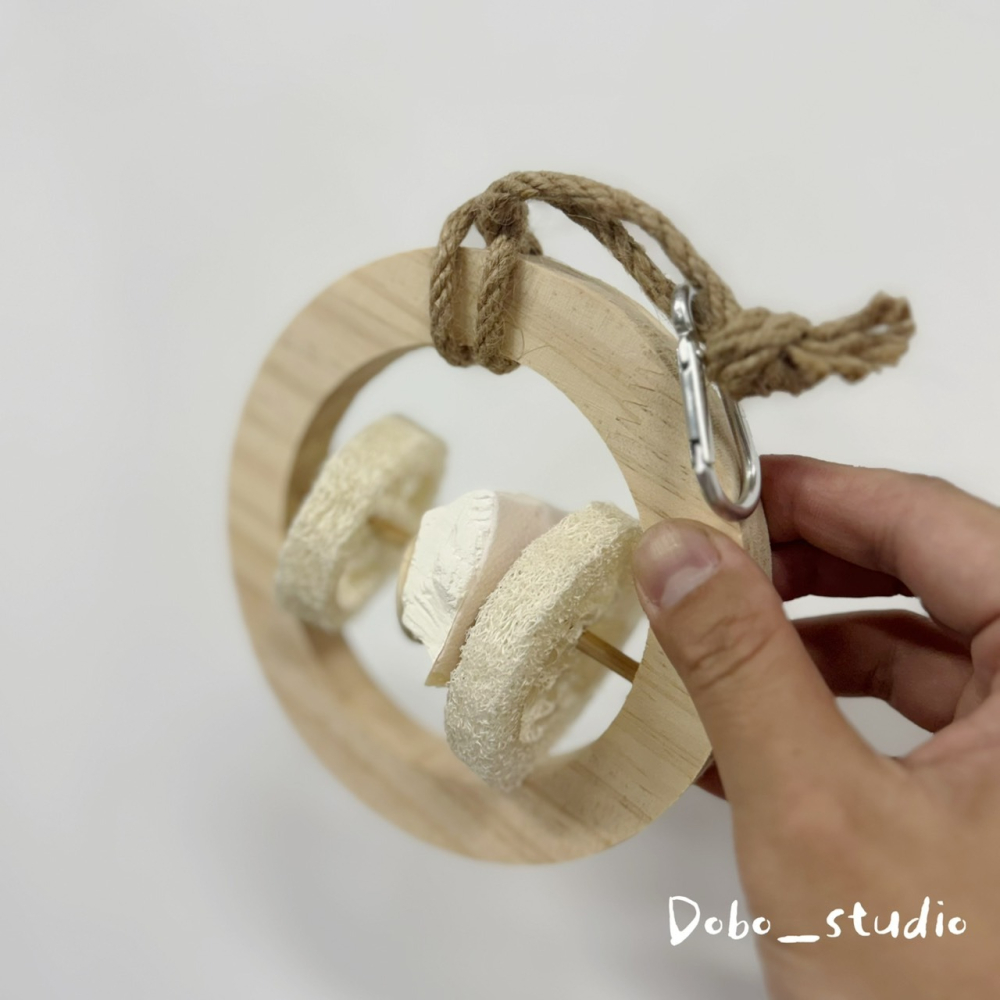 鳥我一下好嗎🍀絲瓜絡墨魚環 鸚鵡啃咬抓握鞦韆 木鞦韆 鸚鵡發洩玩具 鸚鵡磨牙骨 啃咬絲瓜烙 絲瓜墨魚環 情緒發洩玩具-細節圖4