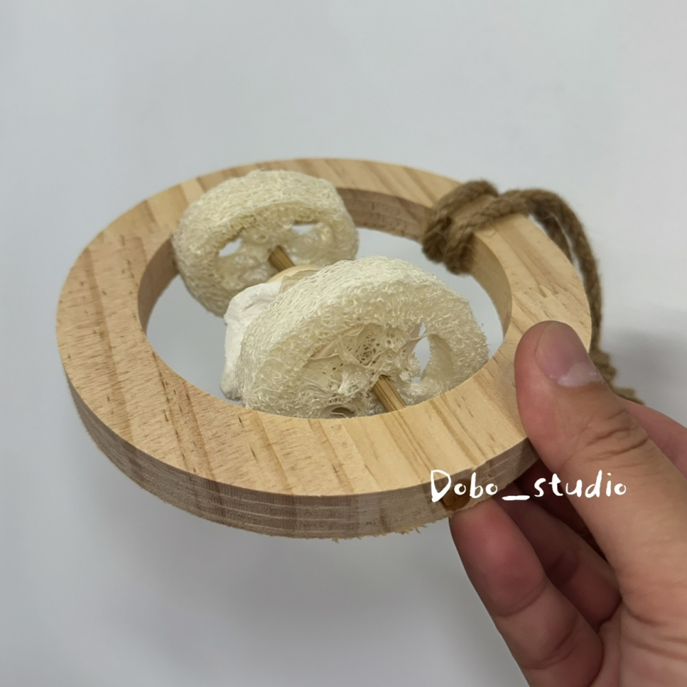 鳥我一下好嗎🍀絲瓜絡墨魚環 鸚鵡啃咬抓握鞦韆 木鞦韆 鸚鵡發洩玩具 鸚鵡磨牙骨 啃咬絲瓜烙 絲瓜墨魚環 情緒發洩玩具-細節圖5