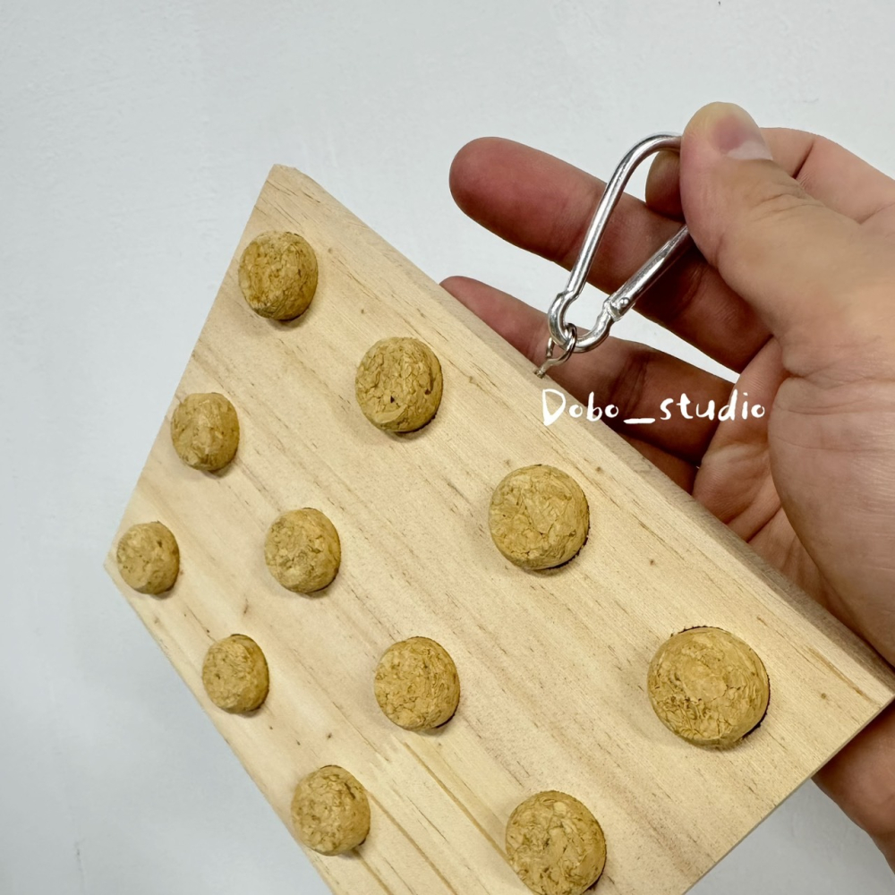 鳥我一下好嗎🍀軟木塞啃咬板 森林系 拆屋救星 木質啃咬玩具 木板 中小型鸚鵡玩具 鸚鵡攀爬玩具 籠內布置 鸚鵡玩具推薦-細節圖3