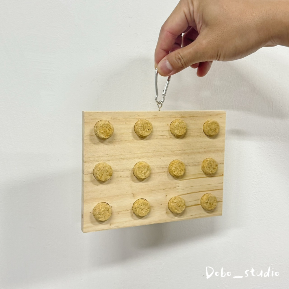 鳥我一下好嗎🍀軟木塞啃咬板 森林系 拆屋救星 木質啃咬玩具 木板 中小型鸚鵡玩具 鸚鵡攀爬玩具 籠內布置 鸚鵡玩具推薦-細節圖4