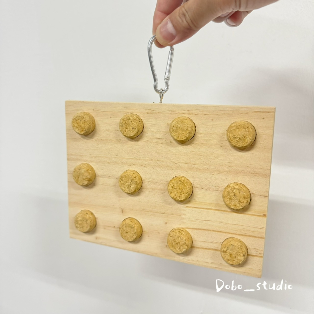 鳥我一下好嗎🍀軟木塞啃咬板 森林系 拆屋救星 木質啃咬玩具 木板 中小型鸚鵡玩具 鸚鵡攀爬玩具 籠內布置 鸚鵡玩具推薦-細節圖6