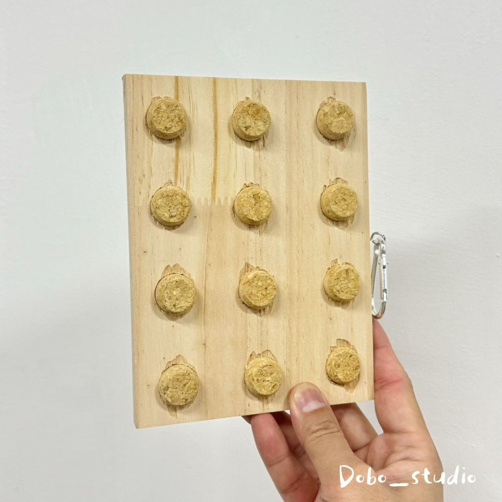 鳥我一下好嗎🍀軟木塞啃咬板 森林系 拆屋救星 木質啃咬玩具 木板 中小型鸚鵡玩具 鸚鵡攀爬玩具 籠內布置 鸚鵡玩具推薦-細節圖7