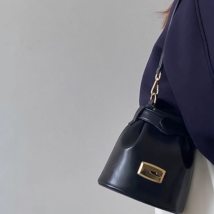 𝓧𝓲𝓷𝓰｜預購 豪豪看的油蠟皮水桶包-細節圖2