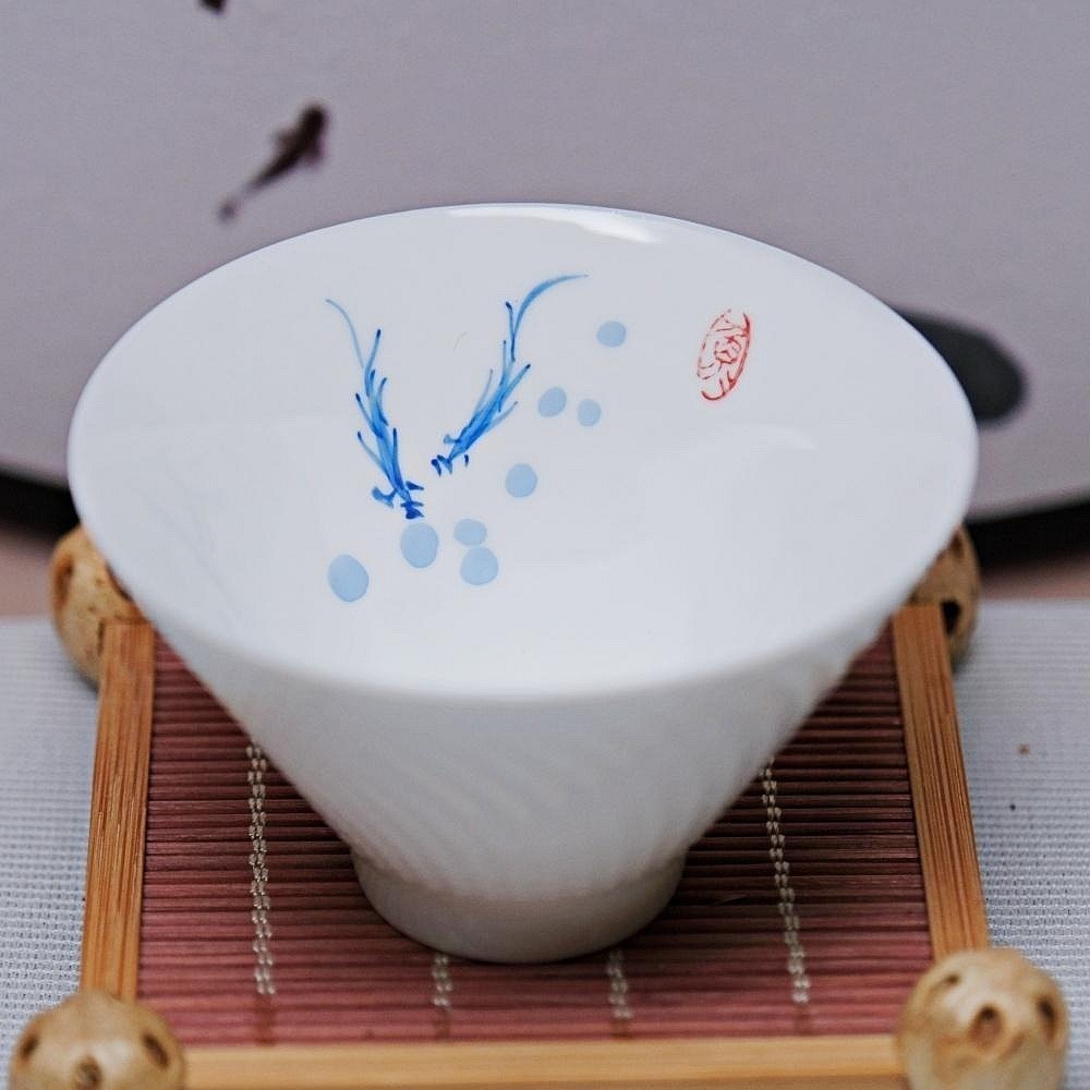 【全館滿599免運】茶杯 白瓷茶杯 精品骨瓷手繪斗笠杯-游魚款 薄胎白瓷 手工茶杯 70ML【自在坊茶具】-細節圖2