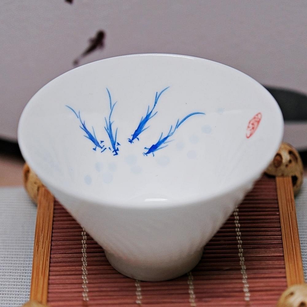 【全館滿599免運】茶杯 白瓷茶杯 精品骨瓷手繪斗笠杯-游魚款 薄胎白瓷 手工茶杯 70ML【自在坊茶具】-細節圖4