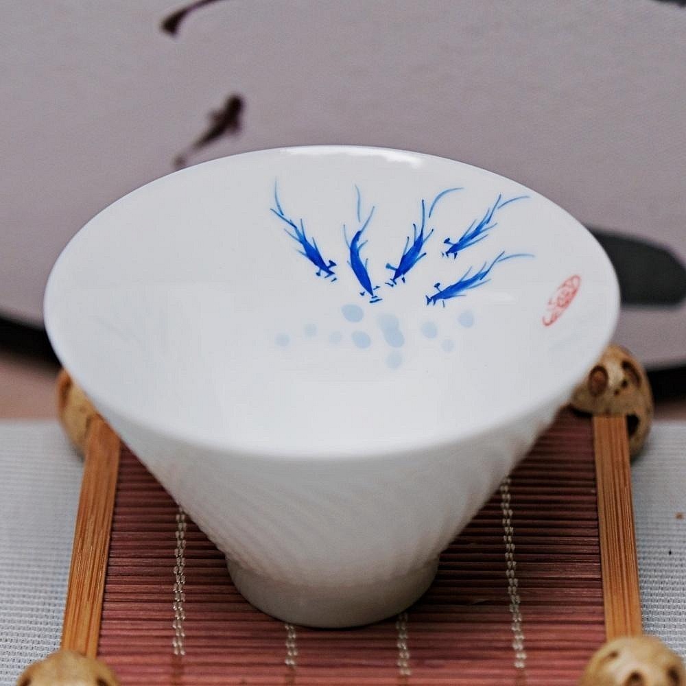 【全館滿599免運】茶杯 白瓷茶杯 精品骨瓷手繪斗笠杯-游魚款 薄胎白瓷 手工茶杯 70ML【自在坊茶具】-細節圖5