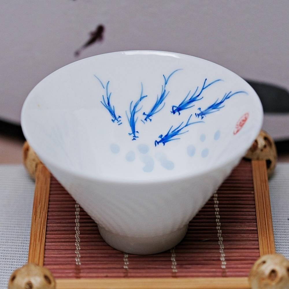 【全館滿599免運】茶杯 白瓷茶杯 精品骨瓷手繪斗笠杯-游魚款 薄胎白瓷 手工茶杯 70ML【自在坊茶具】-細節圖6