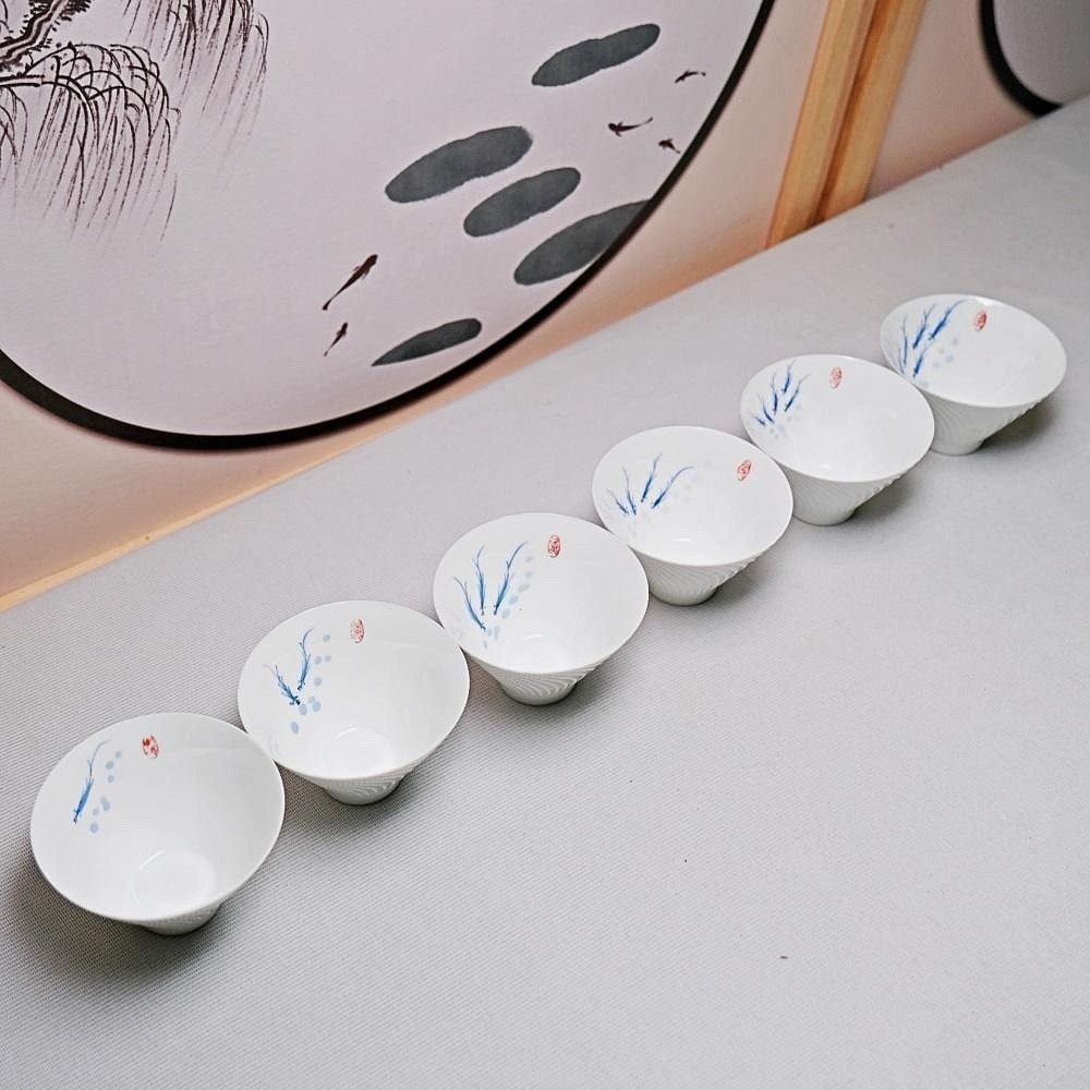 【全館滿599免運】茶杯 白瓷茶杯 精品骨瓷手繪斗笠杯-游魚款 薄胎白瓷 手工茶杯 70ML【自在坊茶具】-細節圖7