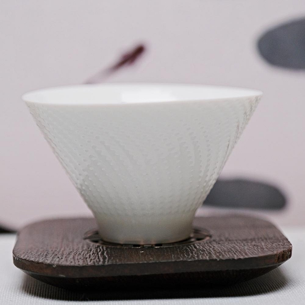 【全館滿599免運】茶杯 白瓷茶杯 精品骨瓷手繪斗笠杯-游魚款 薄胎白瓷 手工茶杯 70ML【自在坊茶具】-細節圖8