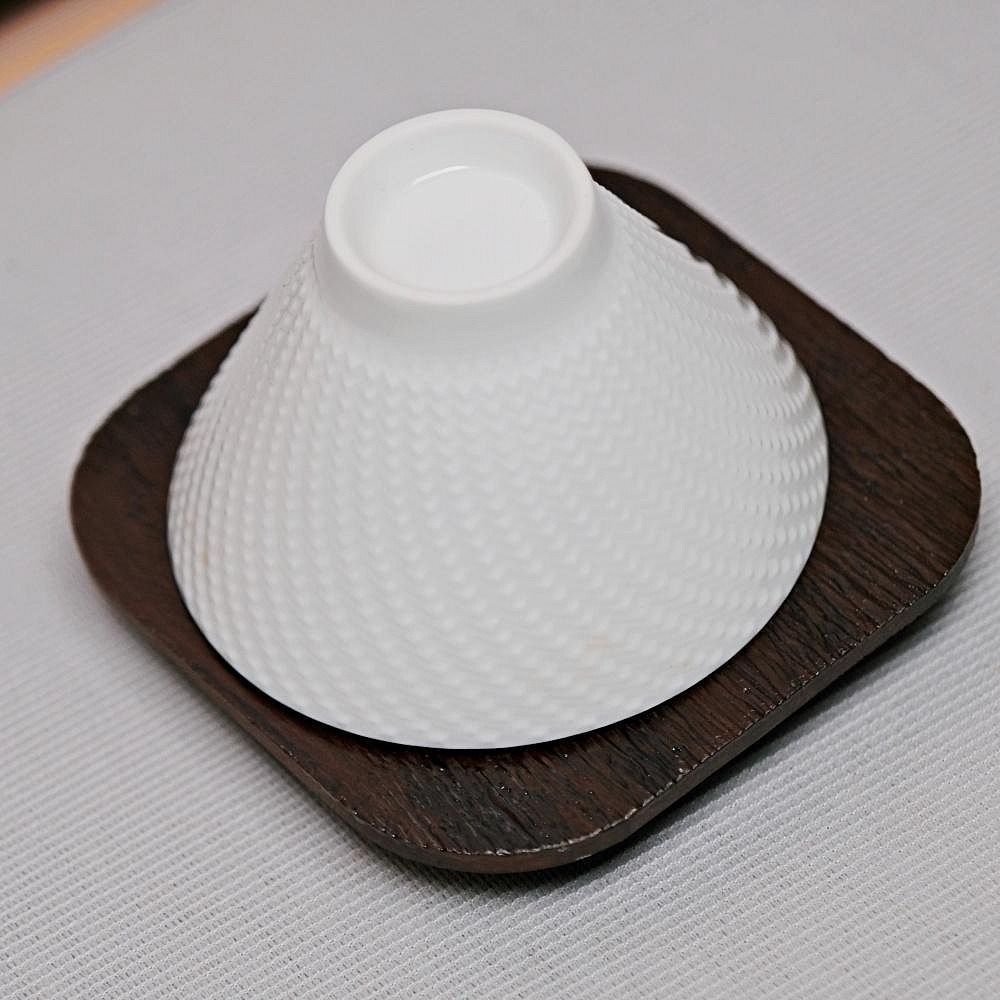 【全館滿599免運】茶杯 白瓷茶杯 精品骨瓷手繪斗笠杯-游魚款 薄胎白瓷 手工茶杯 70ML【自在坊茶具】-細節圖9