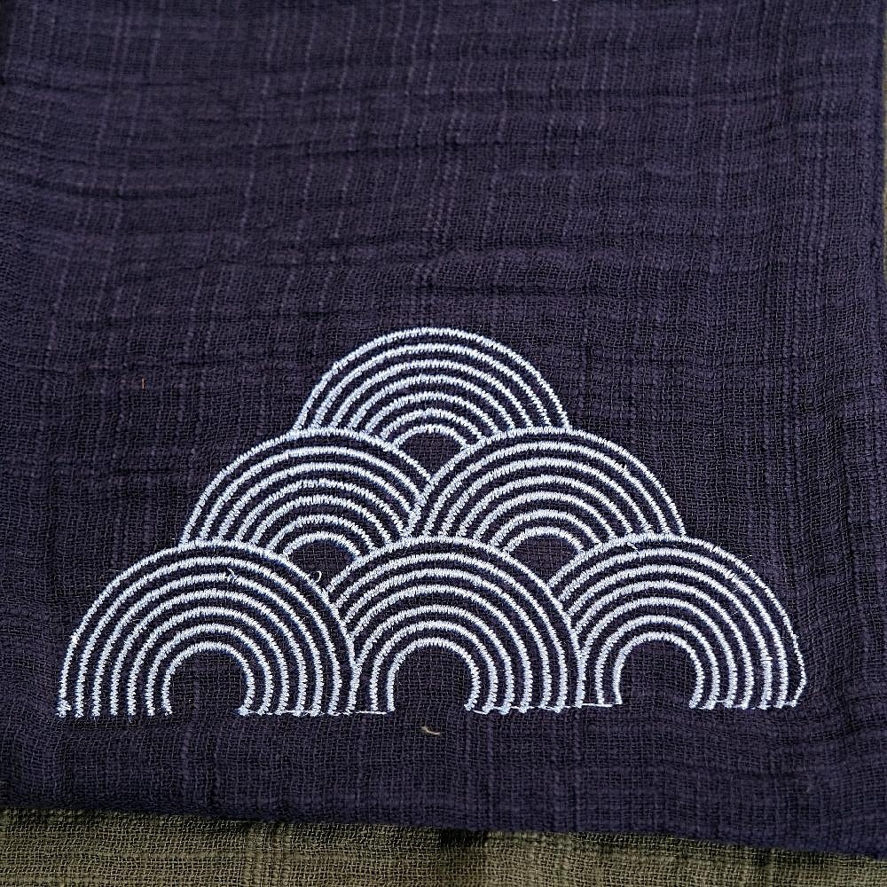 【全館滿599免運】日式刺繡祥雲棉麻茶巾 雙層加厚吸水 全手工 養壺茶布 禪意功夫 19*28CM【自在坊茶具】-細節圖4
