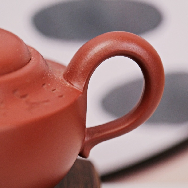 【全館滿599免運】茶壼 紫砂壼【純手工大紅袍福氣滿滿紫砂壺套組】工藝師周戀手作 原礦紫砂 出湯順暢【自在坊茶具】-細節圖7