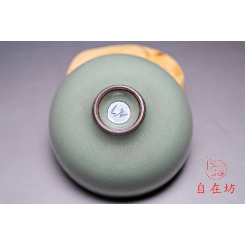 【全館滿599免運】茶杯 主人杯 品茗杯 朱青林龍泉青瓷手工杯─65ml 細緻手作 陶瓷茶杯【自在坊茶具】-細節圖4