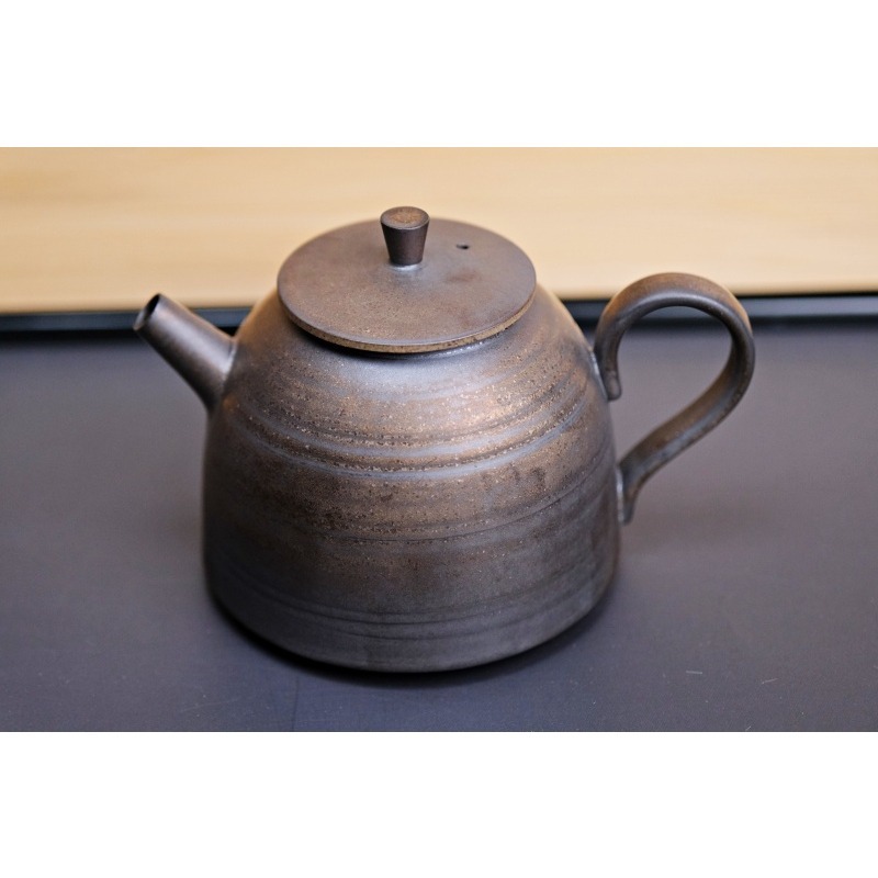 【全館滿599免運】薄胎鎏金鐵鏽釉 平蓋壺 / 金鐘壺120ml 功夫茶具 粗陶仿物茶茶壺【自在坊茶具】-細節圖2