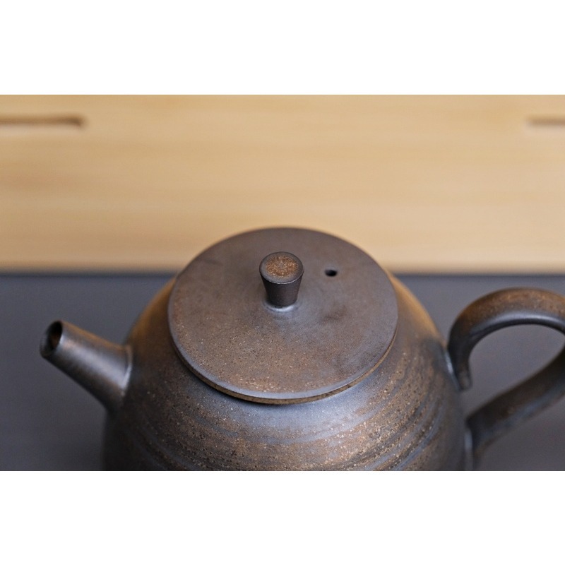 【全館滿599免運】薄胎鎏金鐵鏽釉 平蓋壺 / 金鐘壺120ml 功夫茶具 粗陶仿物茶茶壺【自在坊茶具】-細節圖3
