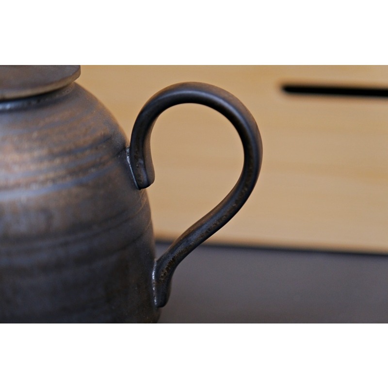 【全館滿599免運】薄胎鎏金鐵鏽釉 平蓋壺 / 金鐘壺120ml 功夫茶具 粗陶仿物茶茶壺【自在坊茶具】-細節圖5