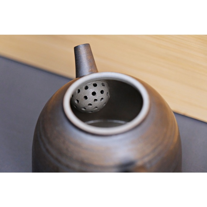【全館滿599免運】薄胎鎏金鐵鏽釉 平蓋壺 / 金鐘壺120ml 功夫茶具 粗陶仿物茶茶壺【自在坊茶具】-細節圖6