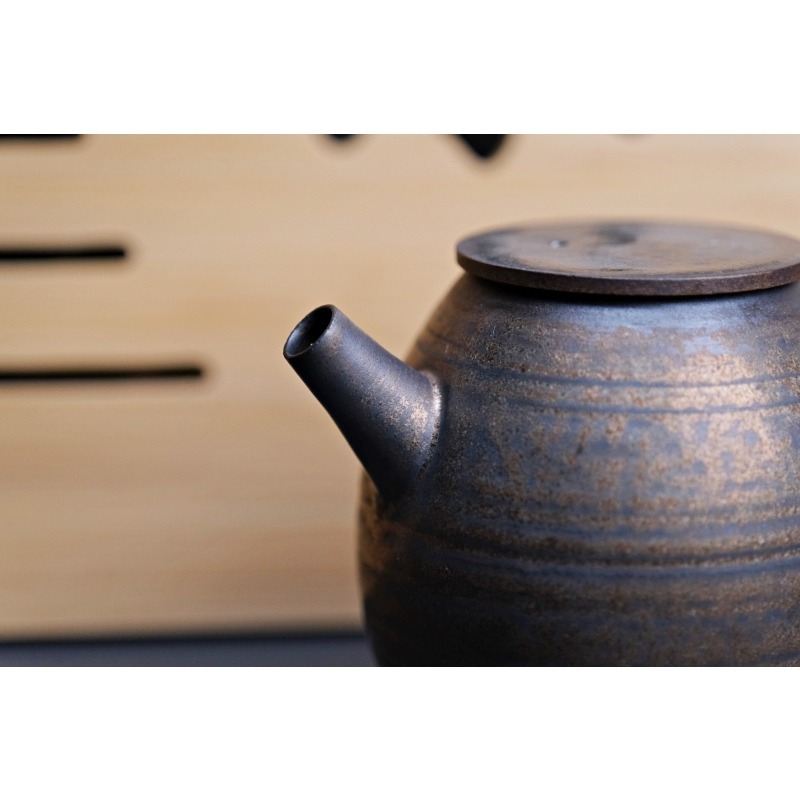 【全館滿599免運】薄胎鎏金鐵鏽釉 平蓋壺 / 金鐘壺120ml 功夫茶具 粗陶仿物茶茶壺【自在坊茶具】-細節圖9