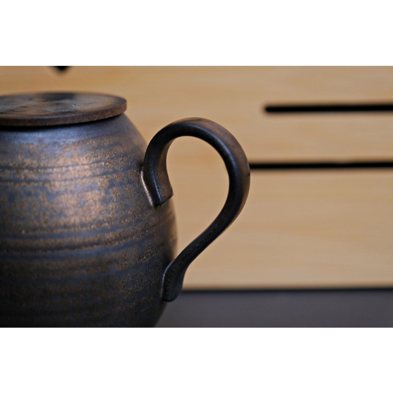 【全館滿599免運】薄胎鎏金鐵鏽釉 平蓋壺 / 金鐘壺120ml 功夫茶具 粗陶仿物茶茶壺【自在坊茶具】-細節圖10