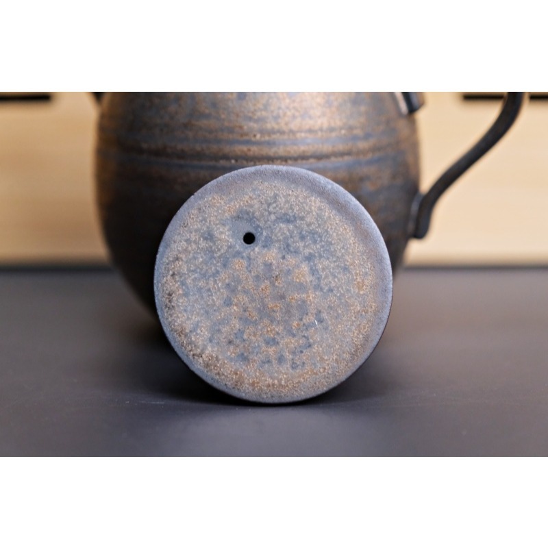 【全館滿599免運】薄胎鎏金鐵鏽釉 平蓋壺 / 金鐘壺120ml 功夫茶具 粗陶仿物茶茶壺【自在坊茶具】-細節圖11