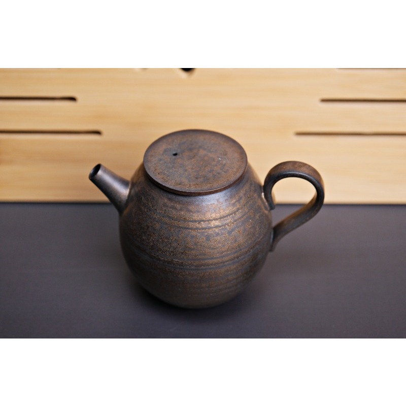 【全館滿599免運】薄胎鎏金鐵鏽釉 平蓋壺 / 金鐘壺120ml 功夫茶具 粗陶仿物茶茶壺【自在坊茶具】-細節圖8