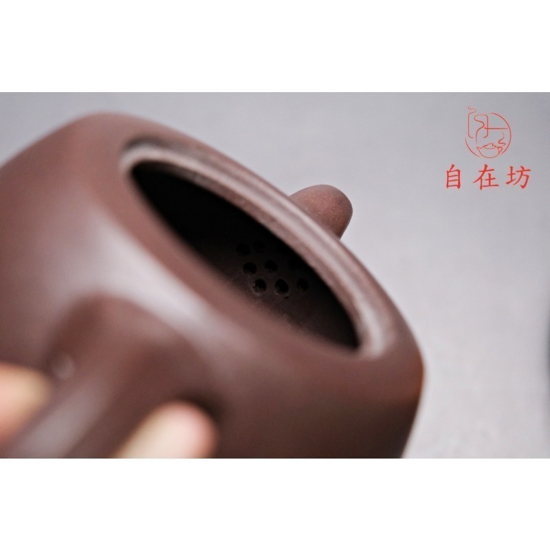 【全館滿599免運】茶壼 紫砂壼 手工壼【王芳老紫泥大品井欄壺-490ml】工藝師手作 出湯順暢【自在坊茶具】-細節圖9
