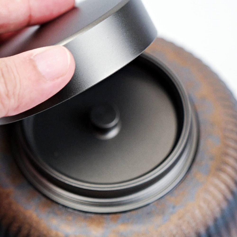 【全館滿599免運】茶葉罐 茶葉收納罐 粗陶茶葉罐 鋁蓋茶葉罐 古早柴燒粗陶鎏金鐵鏽釉鋁蓋茶葉罐【自在坊茶具】-細節圖6