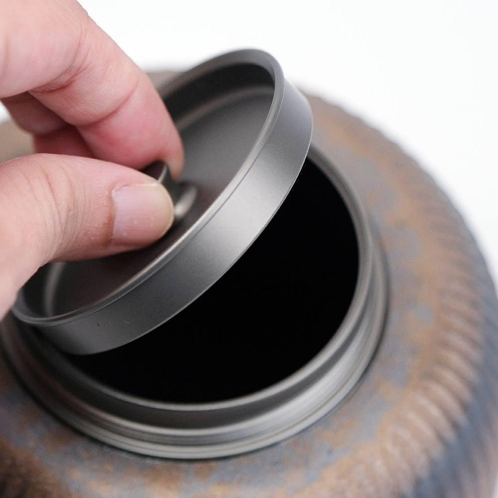 【全館滿599免運】茶葉罐 茶葉收納罐 粗陶茶葉罐 鋁蓋茶葉罐 古早柴燒粗陶鎏金鐵鏽釉鋁蓋茶葉罐【自在坊茶具】-細節圖7