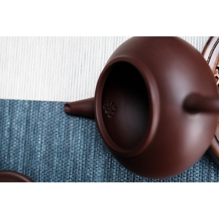 【全館滿599免運】茶壺 紫砂壺 手工壺【手工紫朱泥水平壺210ML】工藝師盧興龍手作 原礦紫朱泥 出湯順暢【自在坊茶具-細節圖3