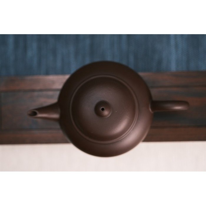 【全館滿599免運】茶壺 紫砂壺 手工壺【手工紫朱泥水平壺210ML】工藝師盧興龍手作 原礦紫朱泥 出湯順暢【自在坊茶具-細節圖5
