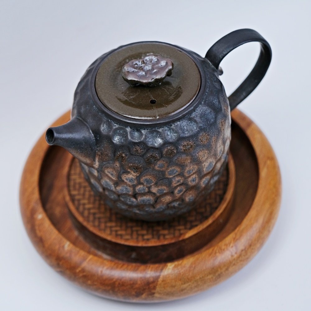 【全館滿599免運】茶壺 粗陶茶壺 創意茶壺 精品粗陶奇石壺-窯變青野-鎏金鐵釉 粗陶茶具【自在坊茶具】-細節圖2
