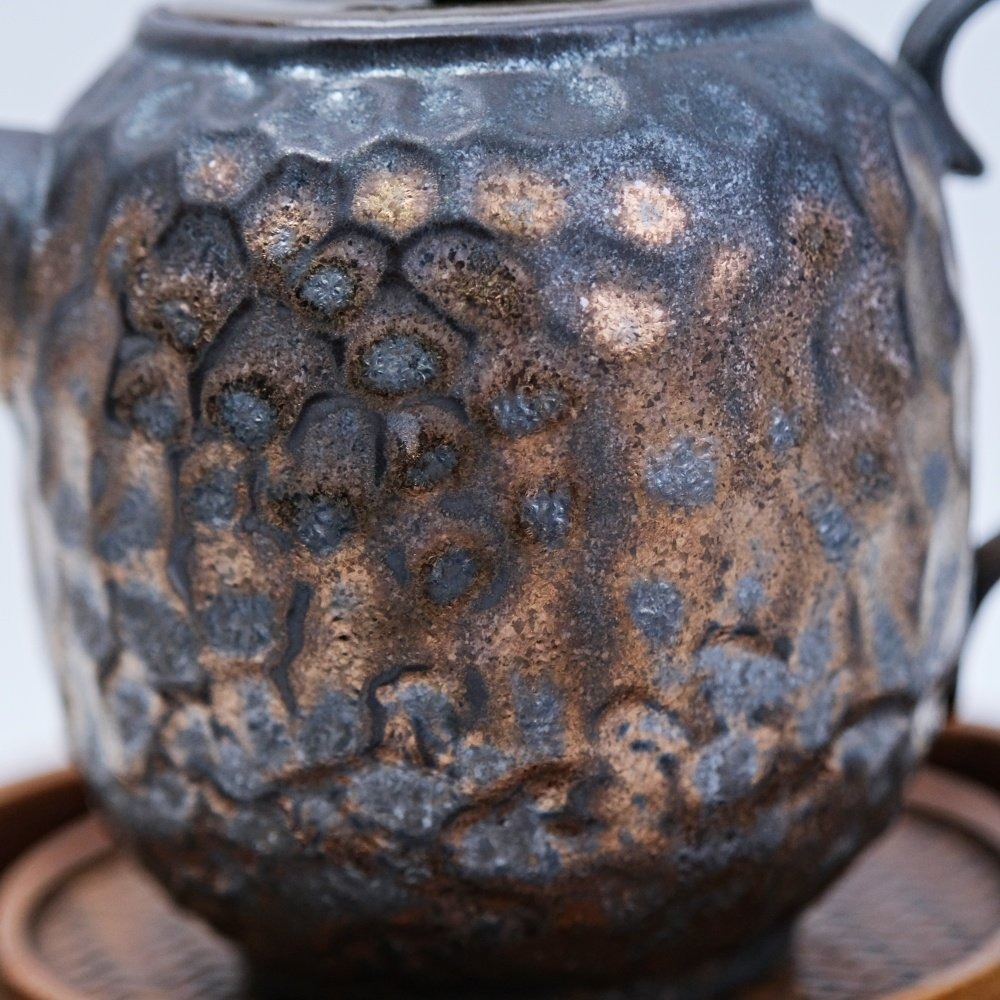 【全館滿599免運】茶壺 粗陶茶壺 創意茶壺 精品粗陶奇石壺-窯變青野-鎏金鐵釉 粗陶茶具【自在坊茶具】-細節圖5