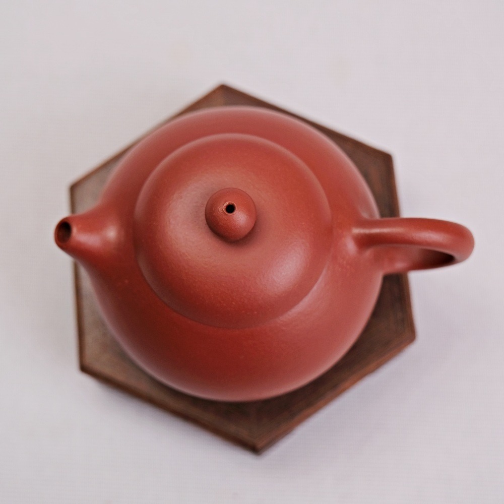 【全館滿599免運】茶壺 手工壺 紫砂壺【徐霞大紅袍梨形壺─165ml】工藝師紫砂壺 原礦老紫泥【自在坊茶具】-細節圖2