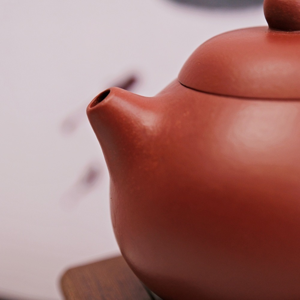 【全館滿599免運】茶壺 手工壺 紫砂壺【徐霞大紅袍梨形壺─165ml】工藝師紫砂壺 原礦老紫泥【自在坊茶具】-細節圖4