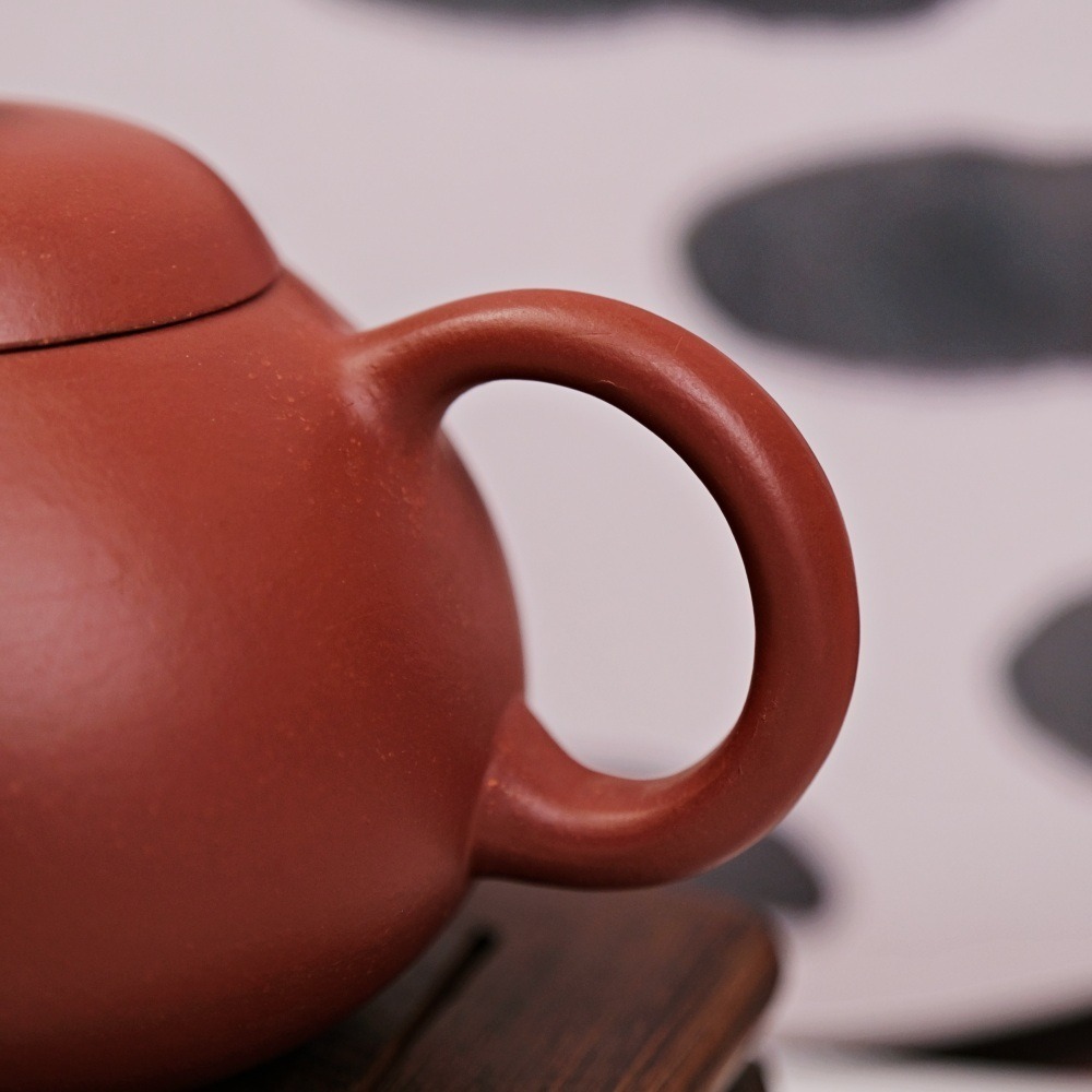 【全館滿599免運】茶壺 手工壺 紫砂壺【徐霞大紅袍梨形壺─165ml】工藝師紫砂壺 原礦老紫泥【自在坊茶具】-細節圖5