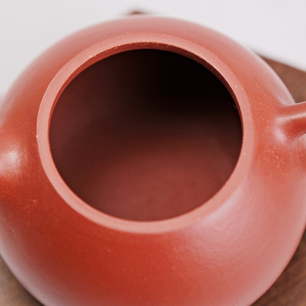 【全館滿599免運】茶壺 手工壺 紫砂壺【徐霞大紅袍梨形壺─165ml】工藝師紫砂壺 原礦老紫泥【自在坊茶具】-細節圖7