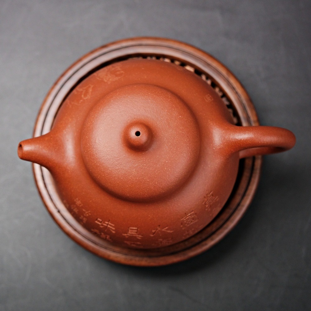 【全館滿599免運】茶壺 手工壺 紫砂壺【劉鳳英降坡泥三足乳釘壼─350ml】工藝師紫砂壺 原礦老紫泥【自在坊茶具】-細節圖3