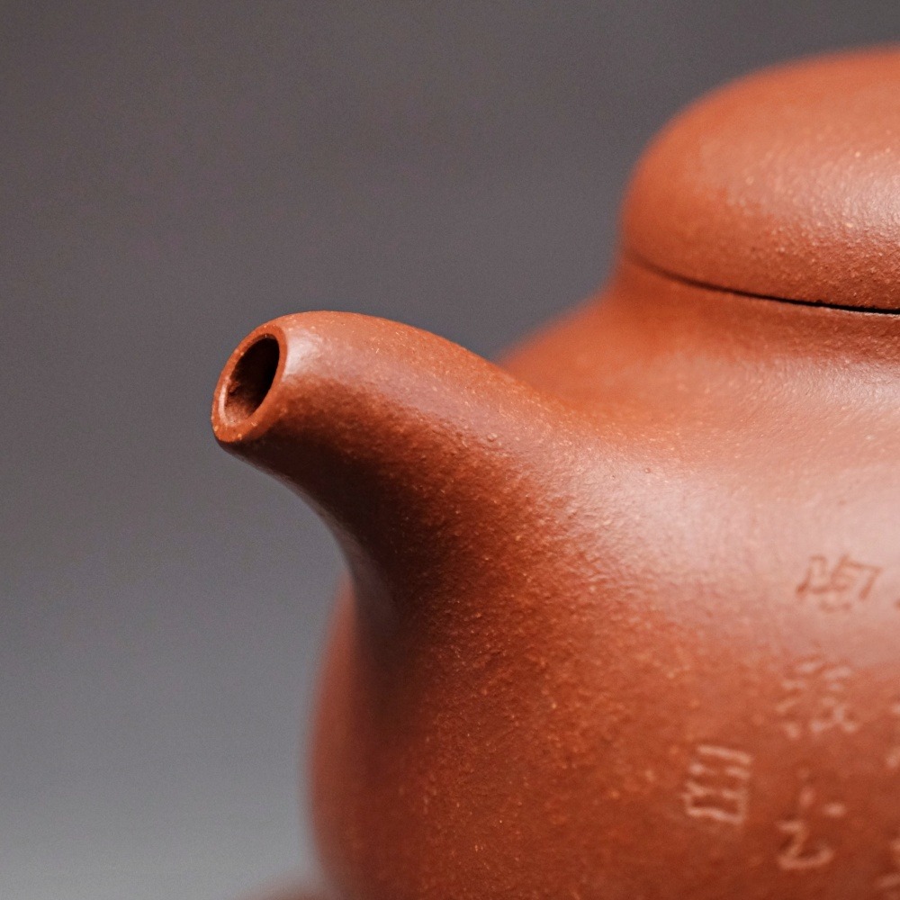 【全館滿599免運】茶壺 手工壺 紫砂壺【劉鳳英降坡泥三足乳釘壼─350ml】工藝師紫砂壺 原礦老紫泥【自在坊茶具】-細節圖4