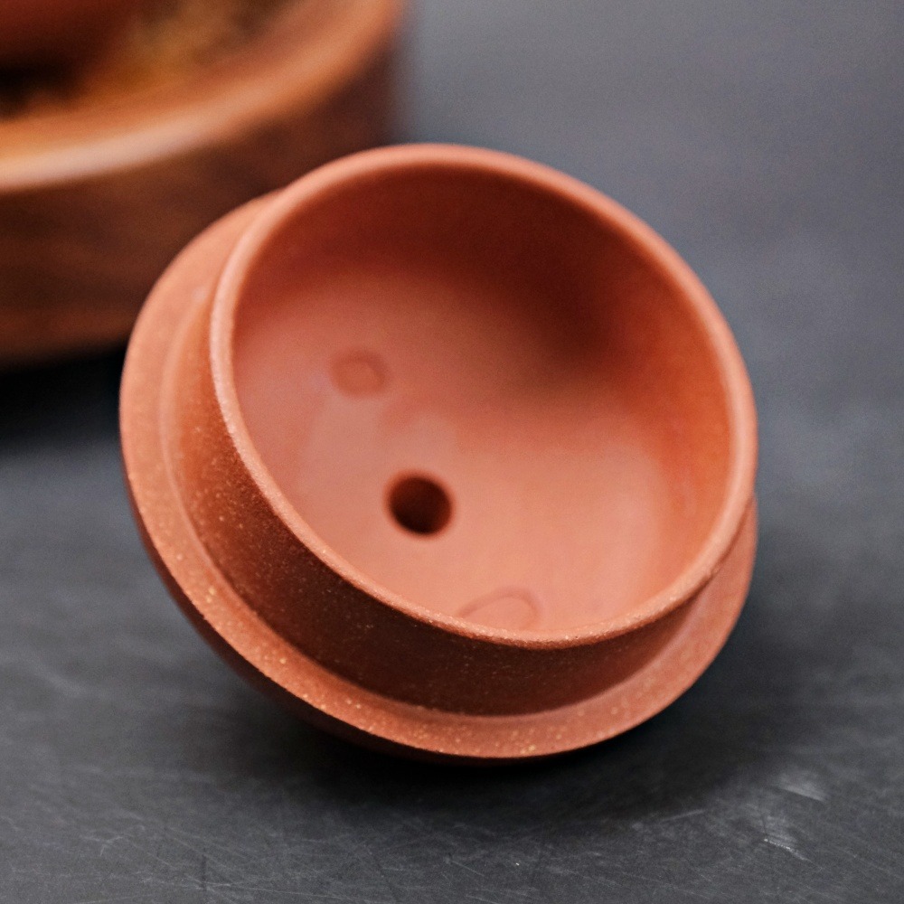 【全館滿599免運】茶壺 手工壺 紫砂壺【劉鳳英降坡泥三足乳釘壼─350ml】工藝師紫砂壺 原礦老紫泥【自在坊茶具】-細節圖9