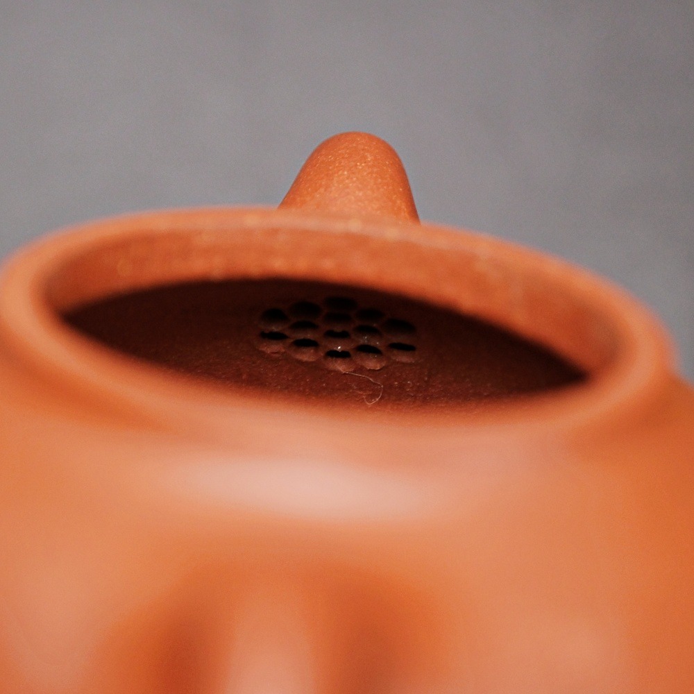 【全館滿599免運】茶壺 手工壺 紫砂壺【劉鳳英降坡泥三足乳釘壼─350ml】工藝師紫砂壺 原礦老紫泥【自在坊茶具】-細節圖10