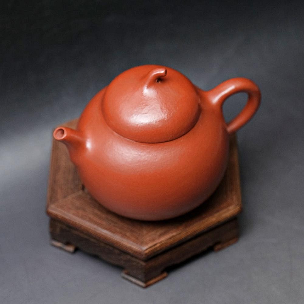 【全館滿599免運】許情朱泥茄瓜壼─180ml 茶壼 紫砂壼 工藝師手作 手工茶壼 宜興紫砂壺 附收藏證書【自在坊茶具】-細節圖2